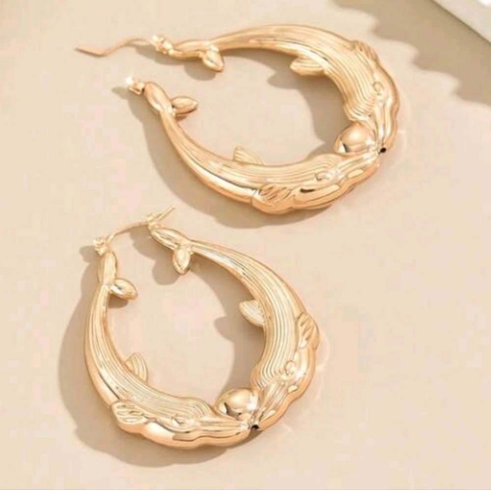 NEW!! 14K Gold Plated Vintage Retro Dolphin Kissing Hoop Earrings - Picture 2 of 4